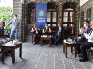 Vali Karaloğlu, Dengbej Evinde Kürtçe kaside dinledi