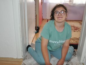 Yürüme azmiyle engelleri aşıp, emeklemeye başladı