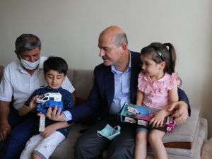 Bakan Soylu’dan şehit ikizlerin ailesine ziyaret