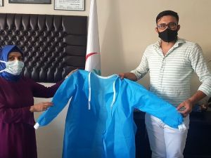 Diplomalı terziden sağlıkçılara cerrahi önlük desteği