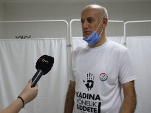 Sağlık çalışanlarından kadına şiddete tişörtlü tepki