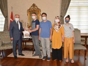 Vali Karadeniz, LGS’de 500 puan alan öğrencileri ağırladı