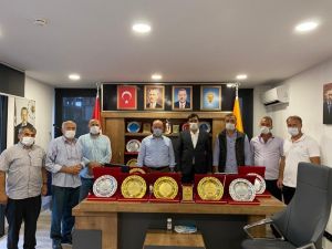 Muhtarlardan AK Parti Of İlçe Başkanı Terzioğlu’na plaket