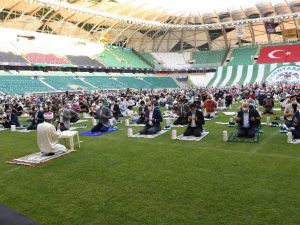 Bakan Murat Kurum, bayram namazını Konya’da kıldı