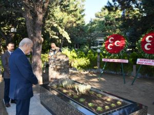 Bahçeli, Alparslan Türkeş’in mezarını ziyaret etti