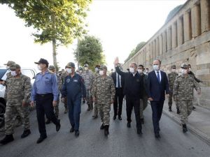 Bakan Akar ve TSK komuta kademesi vatandaşlarla bayramlaştı