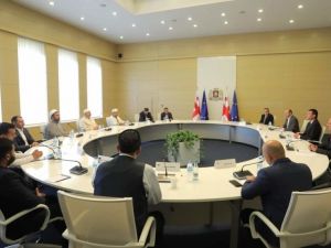 Gürcistan Başbakanı Gakharia, Kurban Bayramı’nda Müslüman dini liderleri ağırladı