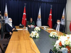 AK Parti’de partilerle bayramlaşma video konferans yöntemiyle yapıldı