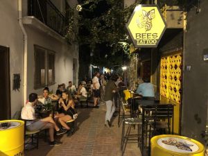 Kuşadası’nda sosyal mesafeli eğlence