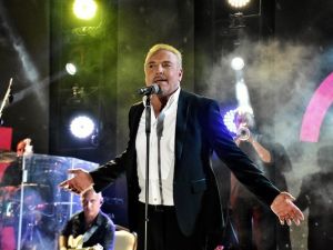 Cenk Eren hayranlarını coşturdu