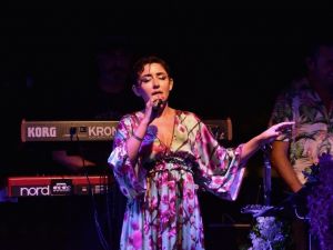 Çıplak ayakla sahneye çıktı