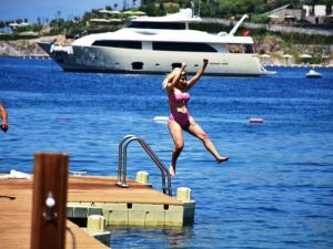 İrem Derici denizden çıkmak bilmedi