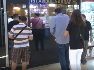 Altının rekor kırmasıyla tarihi Kapalıçarşı’daki sarraflarda yoğunluk oluştu