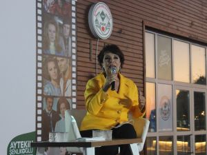 Ünlü sinema sanatçısı Hülya Koçyiğit, Giresun’da hayranları ile bir araya geldi