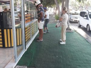 AK Parti Milletvekili Çokal, simit sırasına girdi, esnafa çay ikram etti