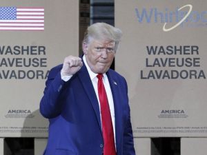 Trump’tan Çin merkezli mobil uygulamalarla iş yapmayı yasaklayan iki kararname