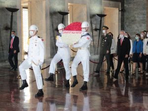 Kılıçdaroğlu, yeniden genel başkan seçilmesinin ardından Anıtkabir’i ziyaret etti
