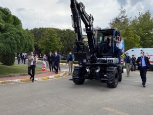 Cumhurbaşkanı Erdoğan, yerli ve elektrikli Ekskavatör’ü kullandı