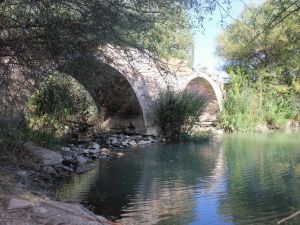 Definecilerin hedefi olan tarihi Asar Köprüsü yıkılma tehlikesi ile karşı karşıya