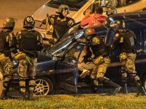 Çatışmaların devam ettiği Belarus’ta çok sayıda kişi gözaltına alındı