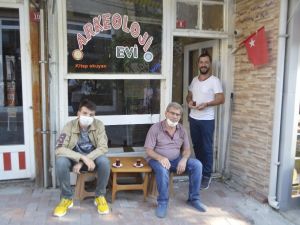 Açtığı ’Arkeoloji Çay Evi’ ile arkeoloji bilimini tanıtıyor