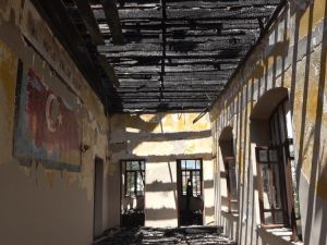 Tarihi yanan okul restore edilecek