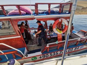 Sahil güvenlikten Kuşadası Körfezi’nde maske ve sosyal mesafe denetimi