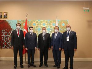 Ağrı’da AK Parti’ye geçen belediye başkanlarına parti rozetleri takıldı