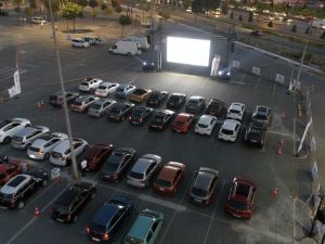 Arabalı Açık Hava Sineması’nda beyaz perdeye “Acı Tatlı Ekşi” yansıdı