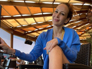 Manken Alexandra Ceylan, yavru köpeği kurtarırken ayağını kırdı