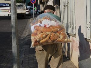 Ekmeği israf etmeden yemesini öğrenemedik