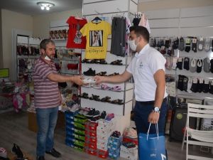 Kuşadası Belediyesi esnafa ücretsiz 20 bin maske dağıttı