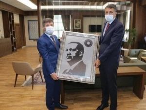 Vali Çelik’e bor parçalarından yapılan Cumhurbaşkanı portresi