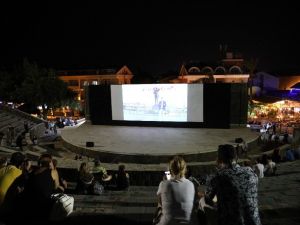 Marmaris’te sosyal mesafeli film keyfi