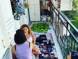 Ünlü sanatçı anne evinde makyaj keyfini böyle paylaştı