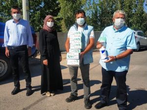 Karantinadaki vatandaşlara maske ve dezenfektan desteği