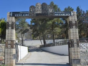 Kuşadası’nda Yeni Asri Mezarlıkta düzenleme çalışması yapılıyor