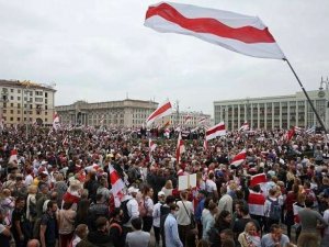 Belarus’ta Lukaşenko karşıtları yine miting yaptı