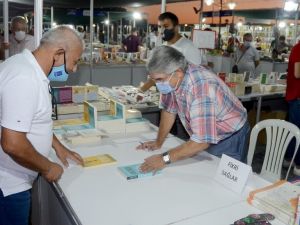 Fikri Sağlar, Kuşadası’nda okurlarıyla bir araya geldi