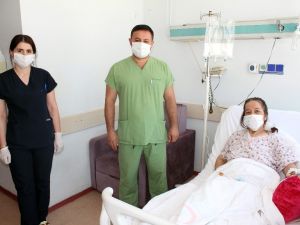 Kabızlık sorunuyla başvurduğu hastanede 2 tümöründen bir anda kurtuldu