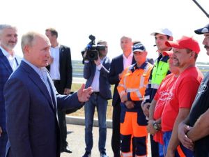 Rusya Devlet Başkanı Putin, makam aracının direksiyonuna geçti