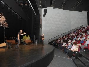 Pamukkale Belediyesi çalışanları tiyatro sahnesinde