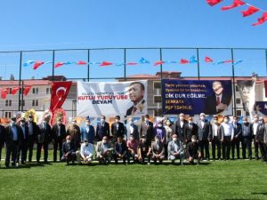 AK Parti ilçe kongresi pandemi nedeniyle halı sahada yapıldı