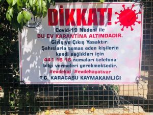 Karantina altına alınan evlere afiş asıldı
