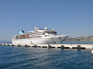 Salgın sonrası ilk turist gemisi aylar sonra Kuşadası Limanı’na yanaştı