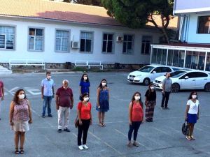 İstiklal Marşı’nı öğretmenler okulda, öğrenciler evlerinde söyledi