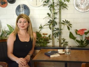 “Çek Elini Kalbimden” romanı, aşkı ve nefreti sorgulatıyor