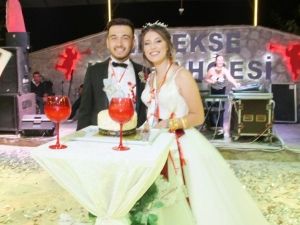 Düğünde geline doğum günü sürprizi