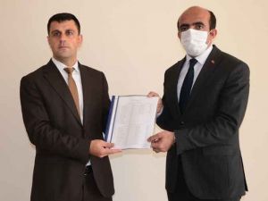 AK Partili Demir mazbatasını aldı