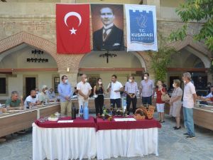 Kuşadası’nda plastik ambalaj ve metal atıklar sanat eserine dönüştü